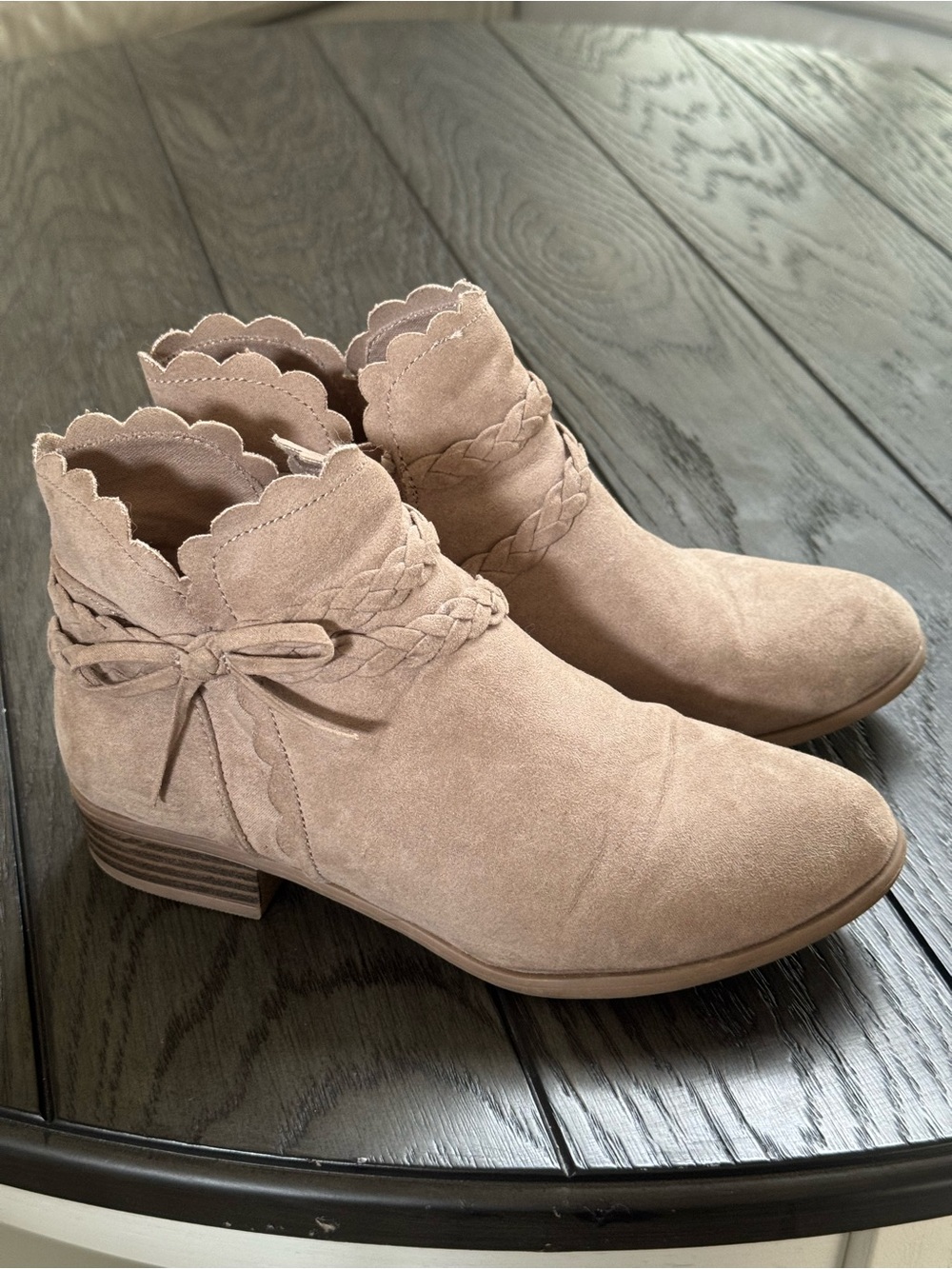 SO Girls Scallop-Edge Suede Ankle Boot in Taupe